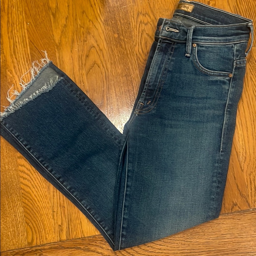 MOTHER The Insider Crop Step Fray Color: The streets are talking